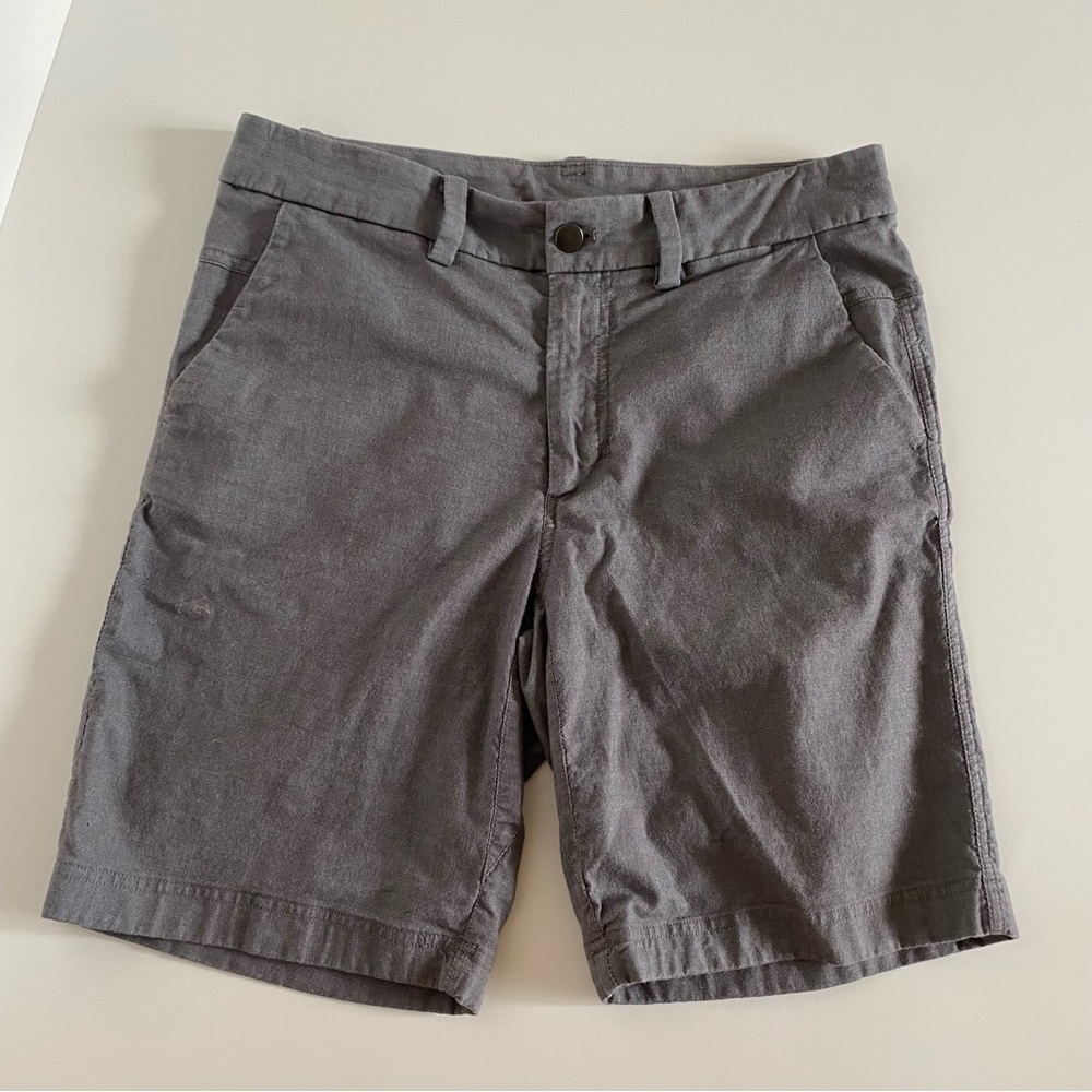 🌻Men’s Lululemon Gray Casual Wear Shorts size 30”